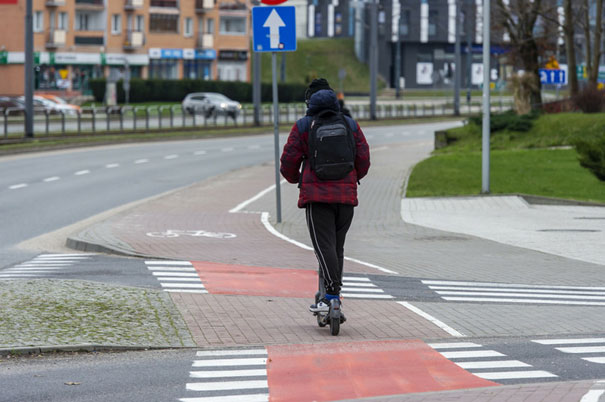 Hulajnogą elektryczną po mieście. Te przepisy trzeba koniecznie znać - Motoryzacja w INTERIA.PL